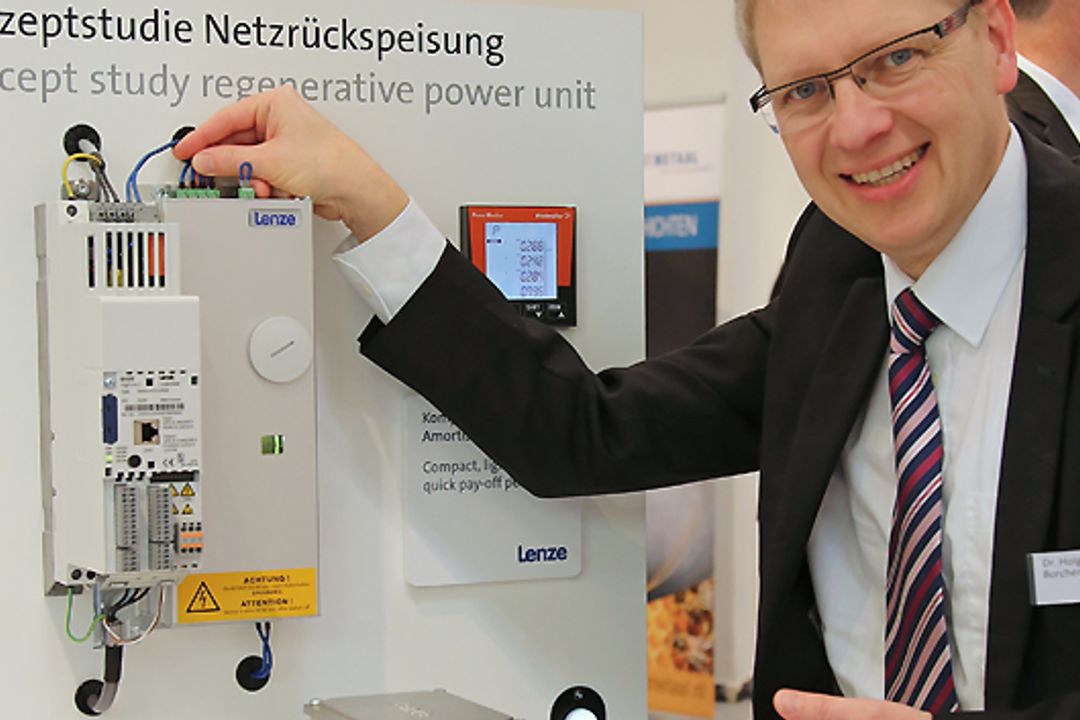 Prof. Dr. Holger Borcherding mit Prototyp eines neuen Energie Rückspeisekonzepts von Lenze Prof. Dr. Holger Borcherding mit Prototyp eines neuen Energie Rückspeisekonzepts von Lenze