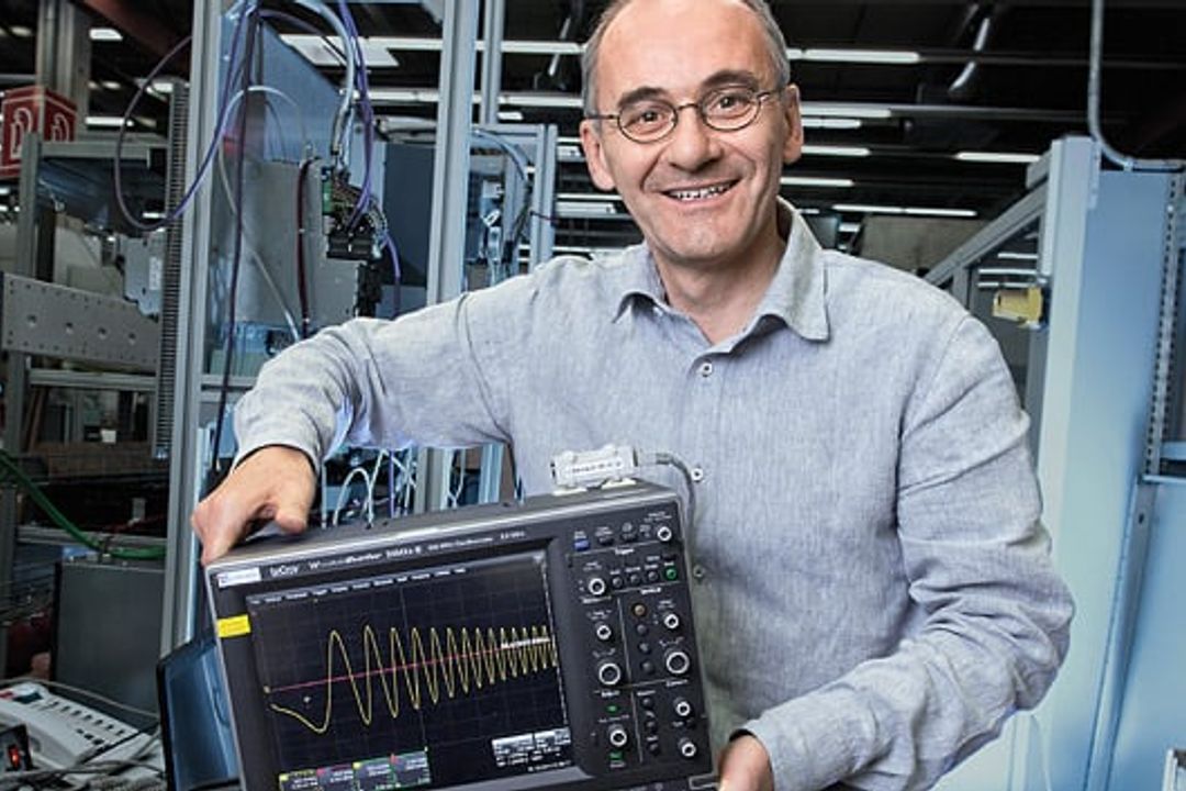 In den Bereich Antriebstechnik fällt die Erfindung von Dr. Hubert Schierling von der Siemens-Division Digitale Fabrik in Erlangen. Er hat hat die Regelung der Drehzahleinstellung von Elektromotoren so weiterentwickelt, dass ihre Nennleistung wesentli