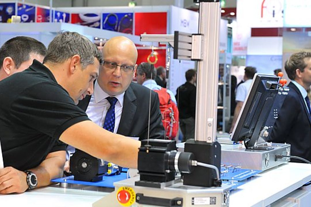 Aussteller und Besucher auf der Messe Sensor+Test