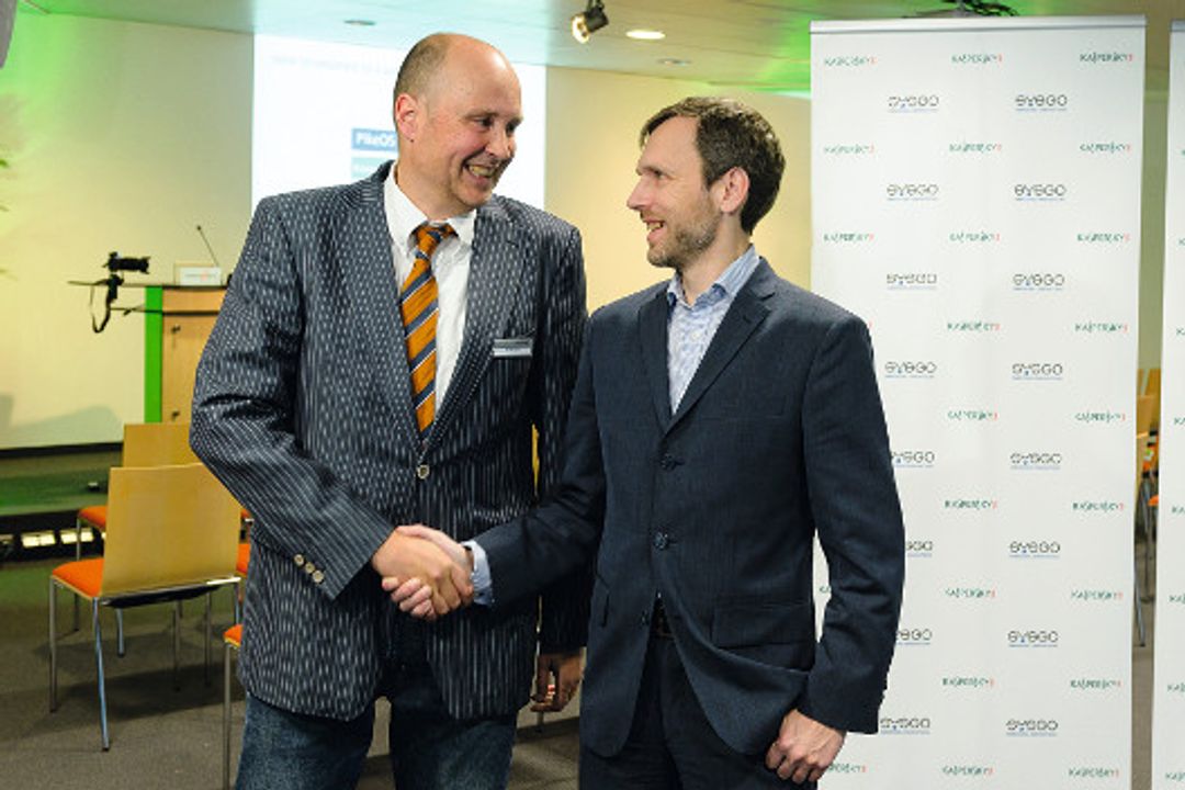 Knut Degen, Sysgo, und Andrey Nikishin, Kaspersky Lab, besiegeln ihre Geschäftspartnerschaft.
