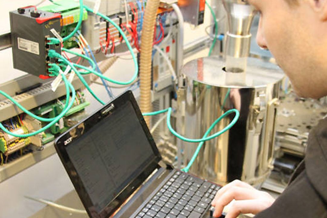 Maschine kommuniziert mit Mitarbeiter Maschine kommuniziert mit Mitarbeiter