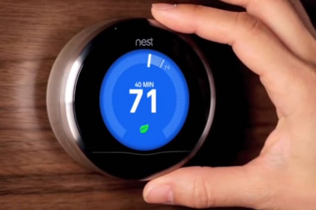 Über einen Drehregler wird am Nest Thermostat die gewünschte Temperatur eingestellt. Über einen Drehregler wird am Nest Thermostat die gewünschte Temperatur eingestellt.