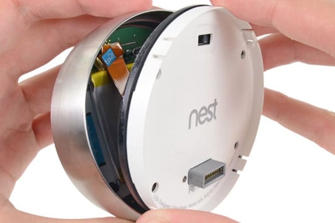 Das Smart-Thermostat von Nest wird aufgeschraubt Das Smart-Thermostat von Nest wird aufgeschraubt