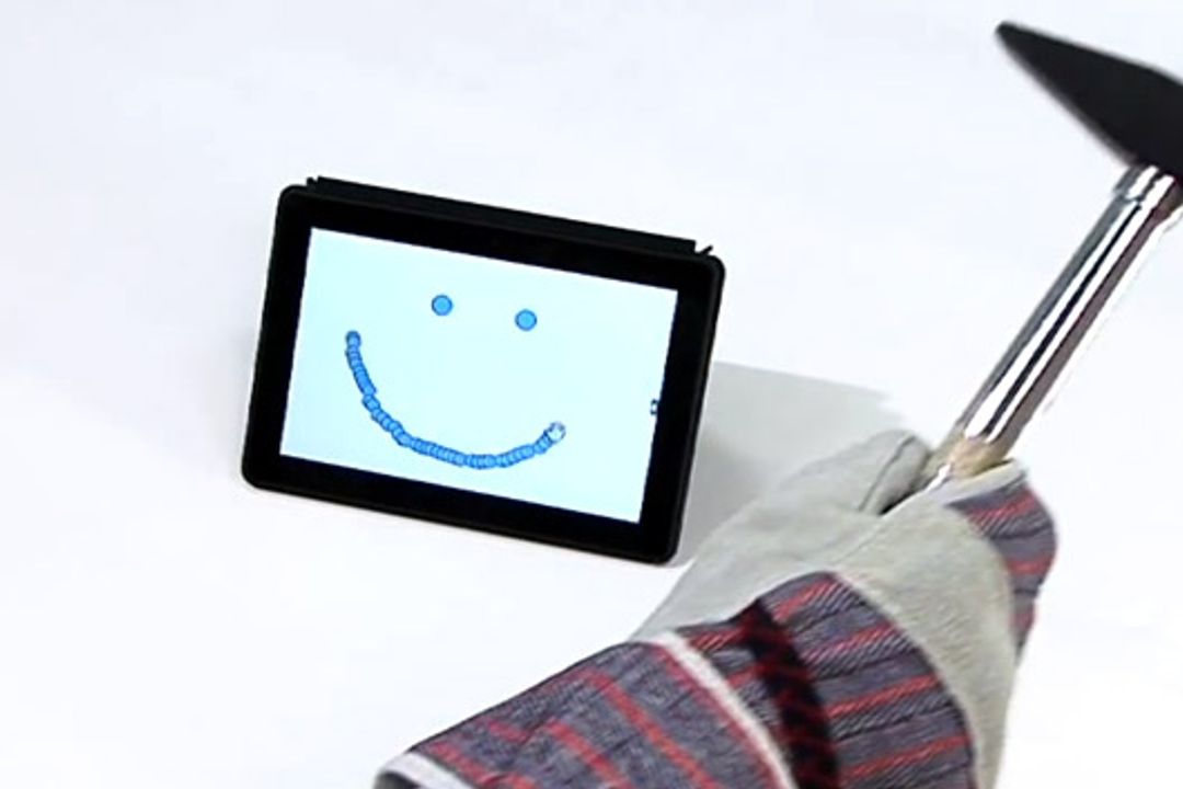 Kindle Fire Tablet wird mit handschuhen bedient, dank der Myestro Gestensteuerung
