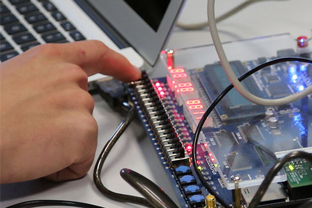 Das Alter- DE2-FPG- Board verwenden die Teilnehmer von Invet a Chip für ihre Chipentwicklung Das Alter- DE2-FPG- Board verwenden die Teilnehmer von Invet a Chip für ihre Chipentwicklung