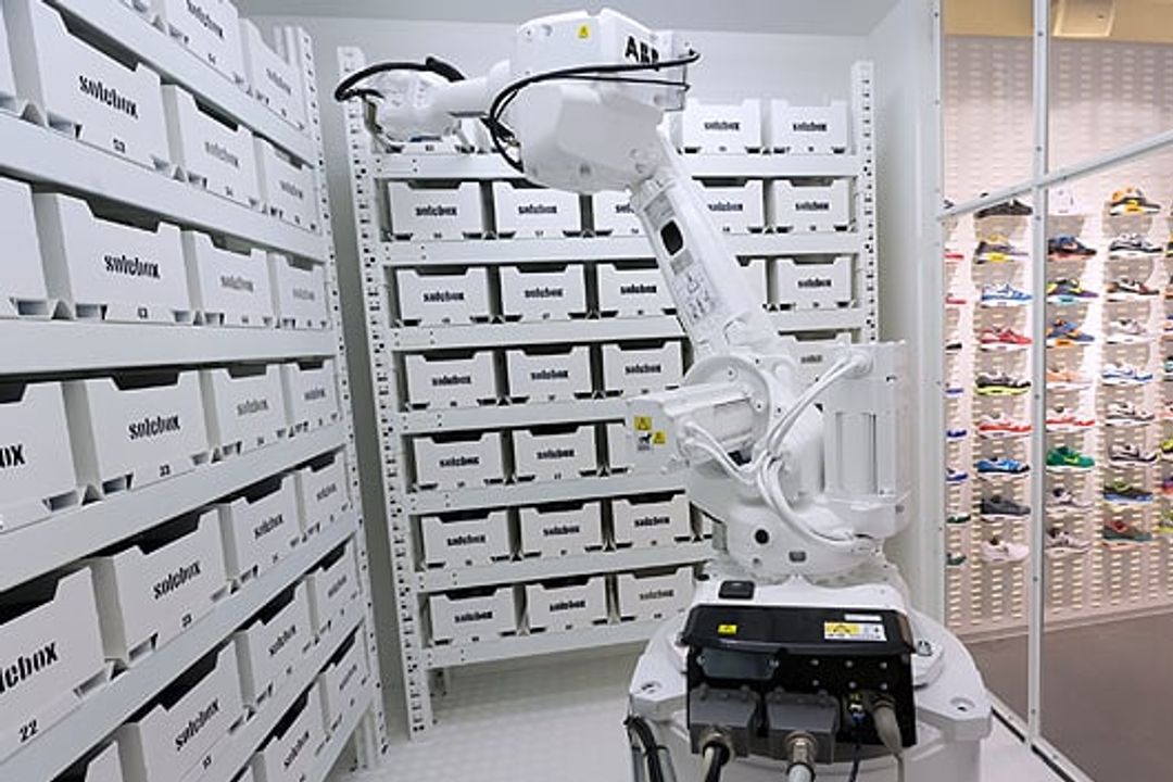ABB-Roboter Typ IRB 2600 in Berliner Schuhgeschäft