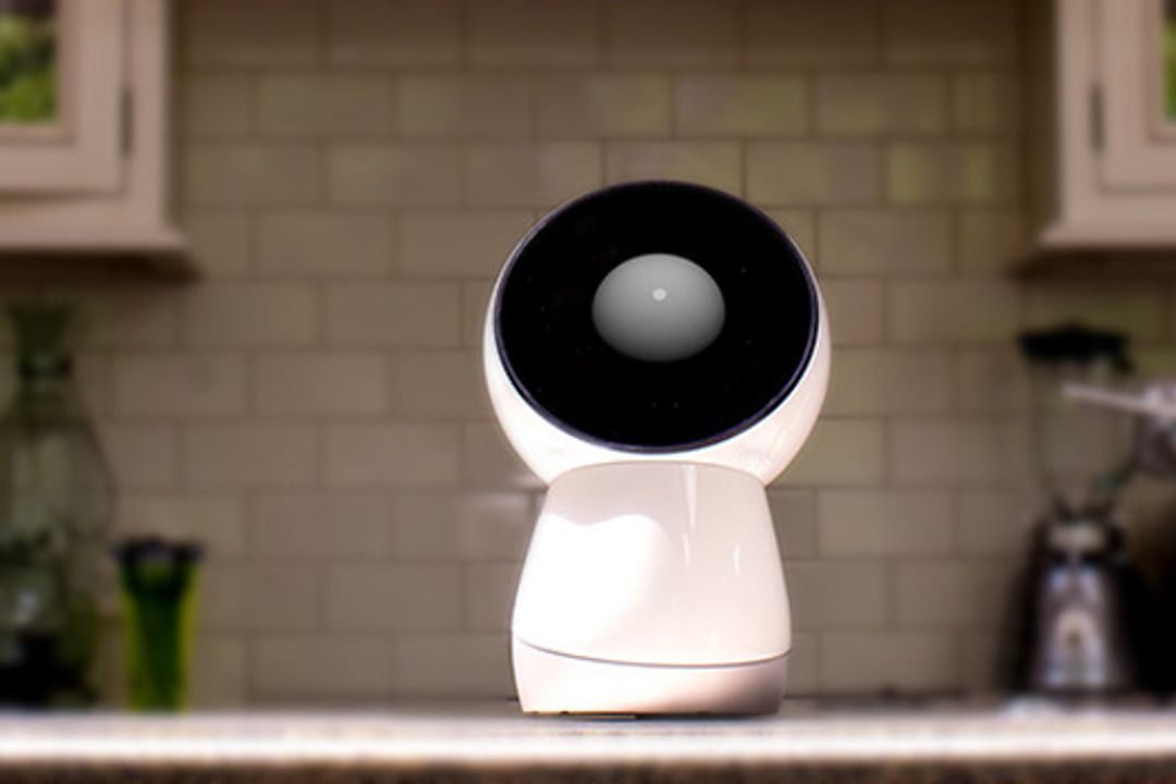 Familienroboter Jibo in weiß steht auf der Küchen-Anrichte