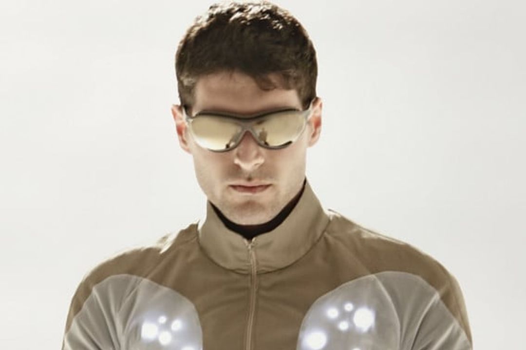 1 Fraunhofer IZM, Hightech Fahrradjacke mit LED, trapazierfähige elektronische Bauteile, Man mit Jacke und Fahrrad