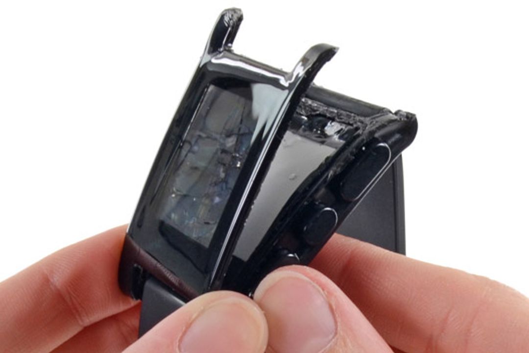 Smartwatch Pebble mit angehobener Displayabdeckung