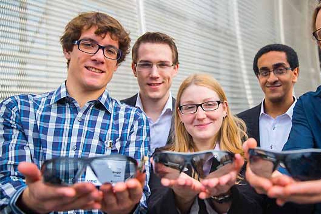 Studenten der TU Darmstadt präsentieren ihre entwickelte Schutzbrille