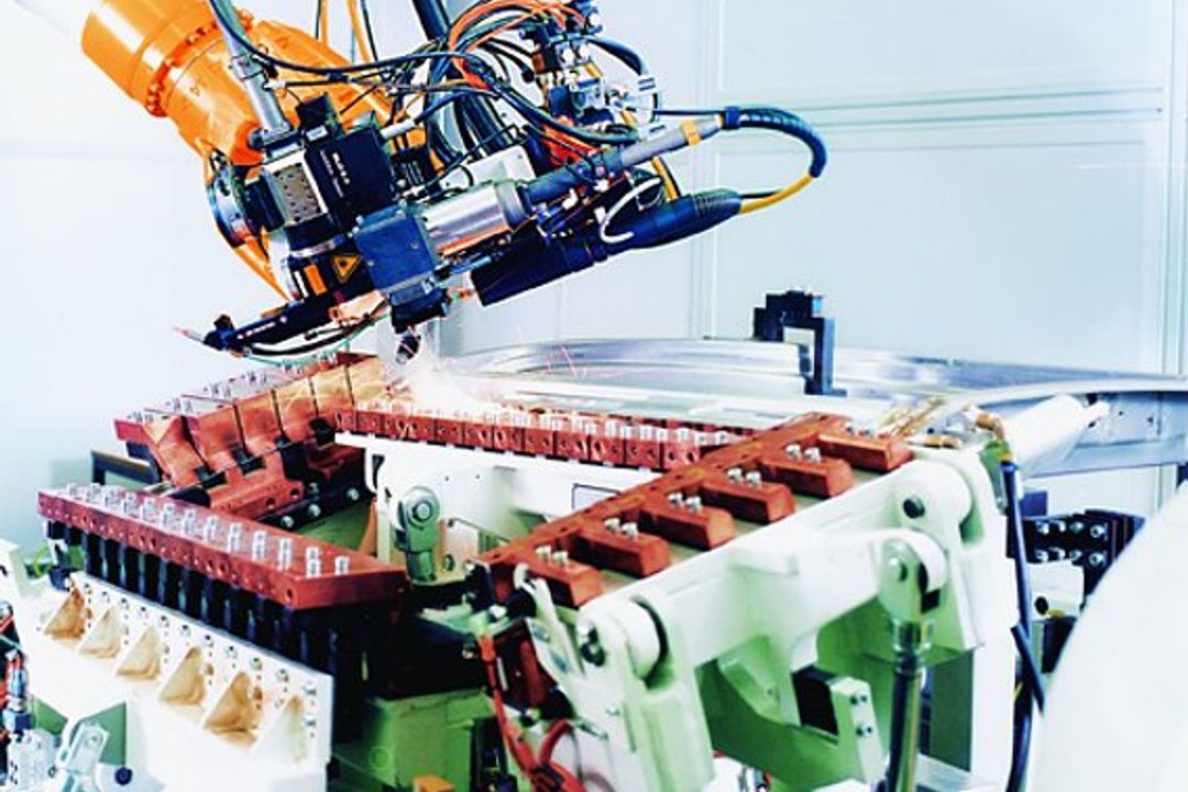 Kuka-Roboter beim Laserschweissen Kuka-Roboter beim Laserschweissen
