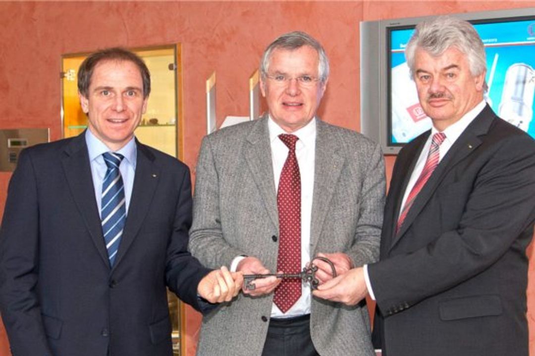 Stabübergabe bei Micro-Epsilon von Karl Wisspeintner an Dr. Sellen und Johann Saltzberger. Stabübergabe bei Micro-Epsilon von Karl Wisspeintner an Dr. Sellen und Johann Saltzberger.