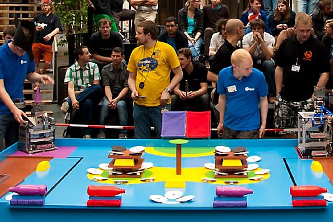 Jugendliche auf der EuroBot 2012 Jugendliche auf der EuroBot 2012