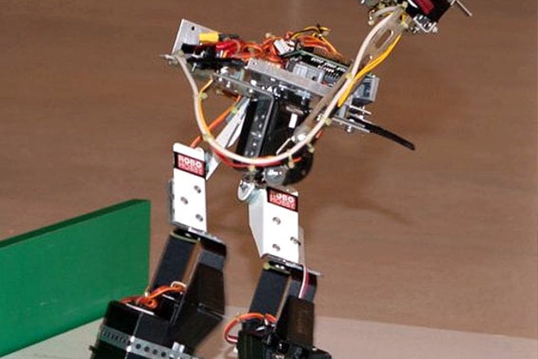RobotChallenge 2011, humanoid Sprint, ein Roboter auf der Wettkampffläche RobotChallenge 2011, humanoid Sprint, ein Roboter auf der Wettkampffläche