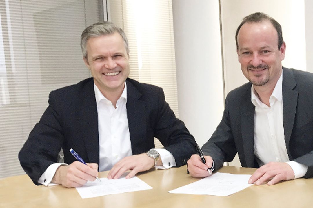 Nach der Vertragsunterzeichnung: Uwe Beikirch, Vorstand von Baramundi Software (links), und Dr. Dirk Haft, Vorstand von Wittenstein (rechts)