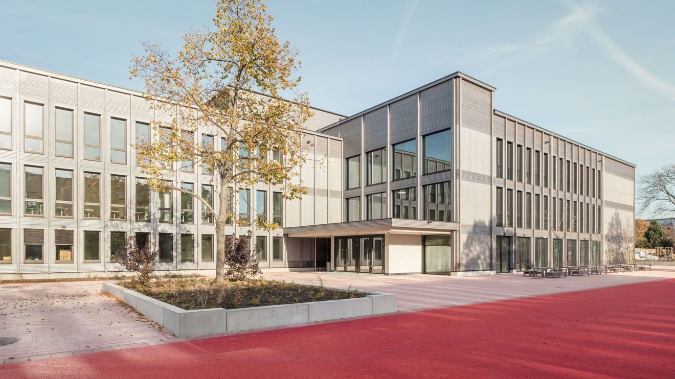 In der 33. Grundschule in Dresden-Seidnitz werden 240 Kinder in vier Klassenzügen betreut. Der Neubau wurde in Hybridbauweise aus 112 Holzmodulen und Elementbauteilen erstellt (Foto: Till Schuster)