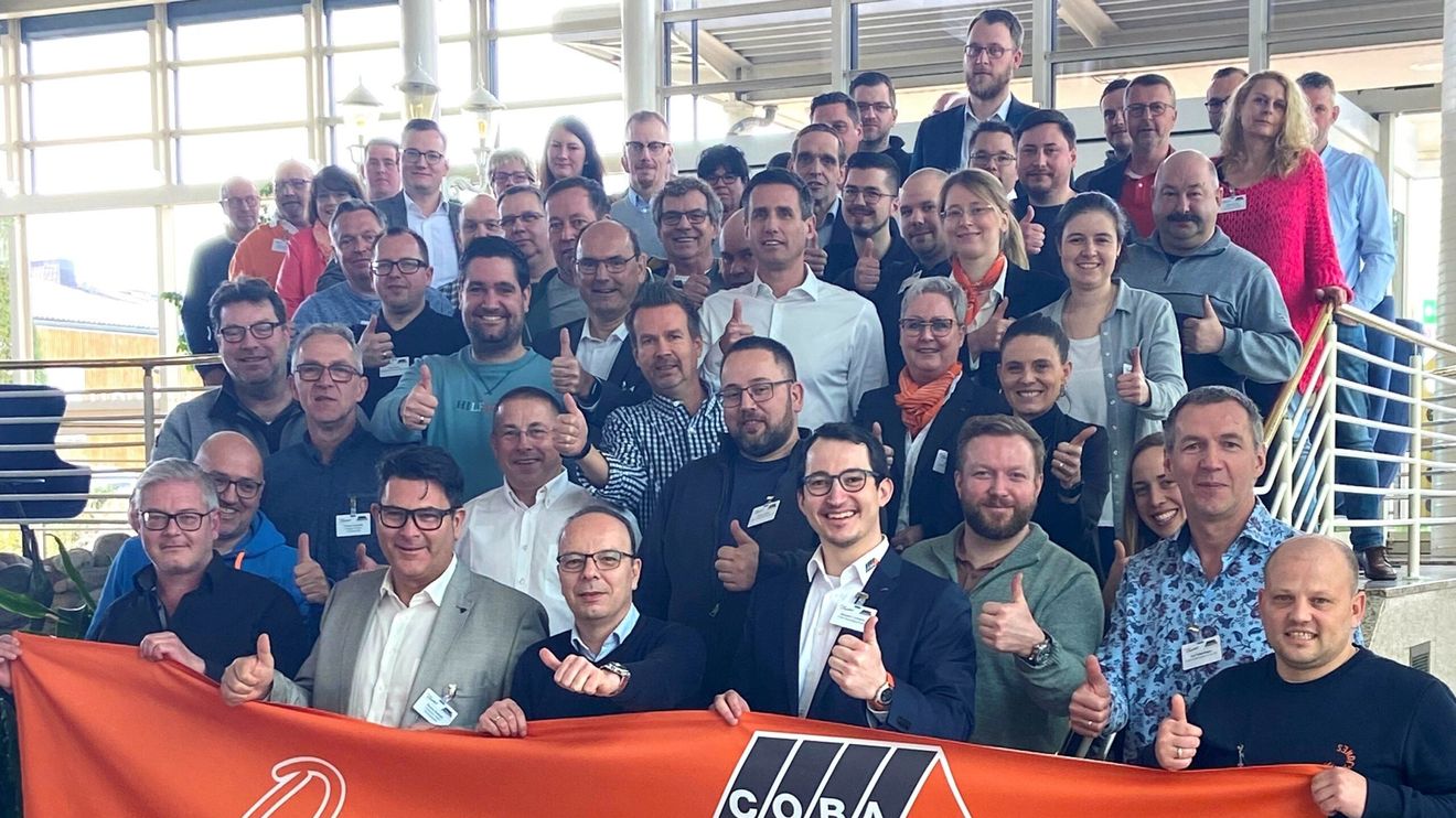 Über 60 Mitarbeitende des COBA-Fachhandels nahmen vom 30.-31. März nach vier Jahren Corona-bedingter Pause an der COBA-Frühjahrstagung im Hotel Freizeit In in Göttingen teil. Über 60 Mitarbeitende des COBA-Fachhandels nahmen vom 30.-31. März nach vier Jahren Corona-bedingter Pause an der COBA-Frühjahrstagung im Hotel Freizeit In in Göttingen teil.