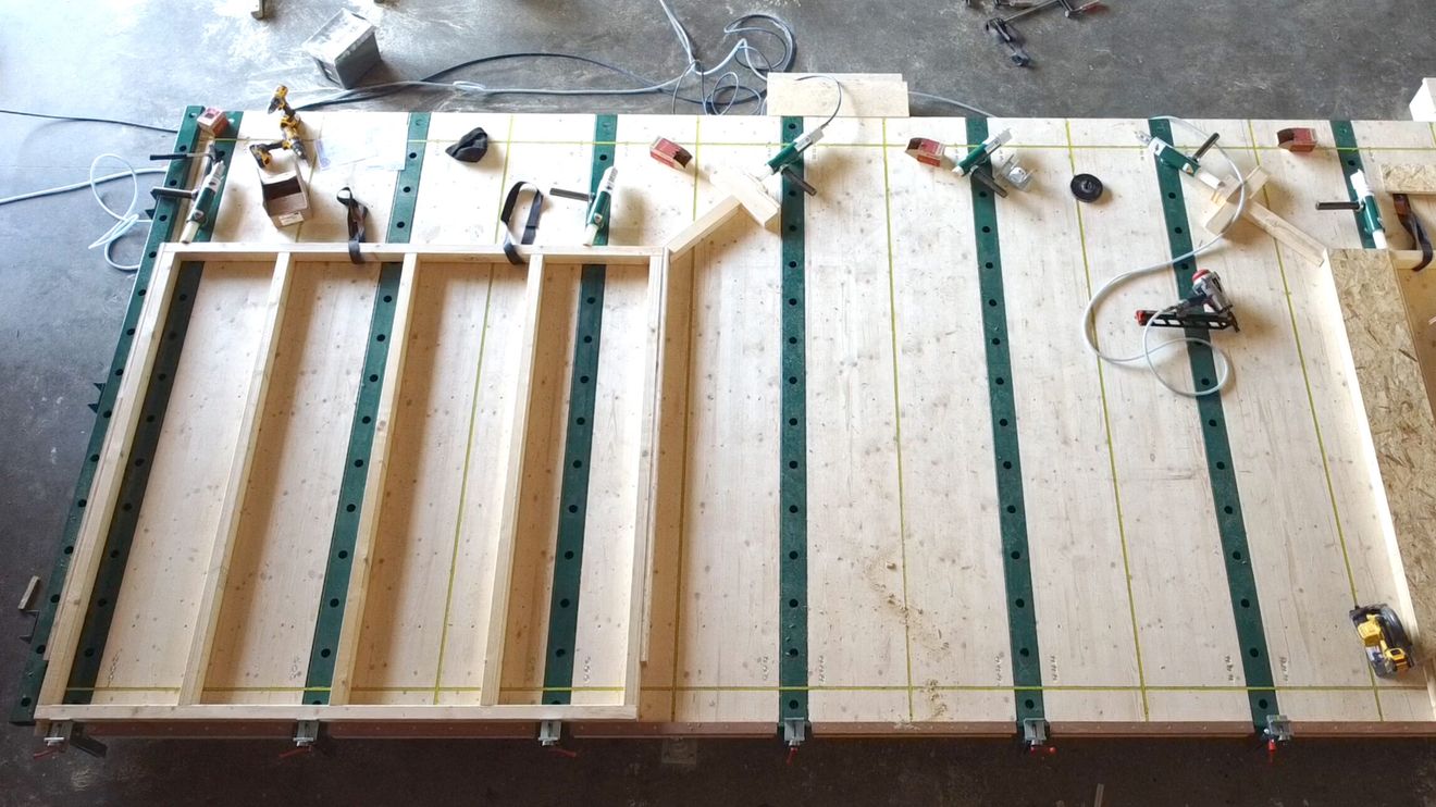 Der 10 m lange Selbstbautisch Pro von Holzbau Schleicher lässt sich in zwei Arbeitsstationen unterteilen Der 10 m lange Selbstbautisch Pro von Holzbau Schleicher lässt sich in zwei Arbeitsstationen unterteilen