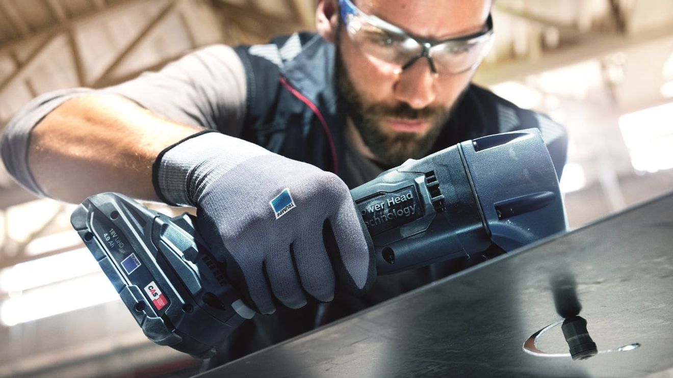 Elektrowerkzeug für Klempner im Einsatz Elektrowerkzeug für Klempner im Einsatz
