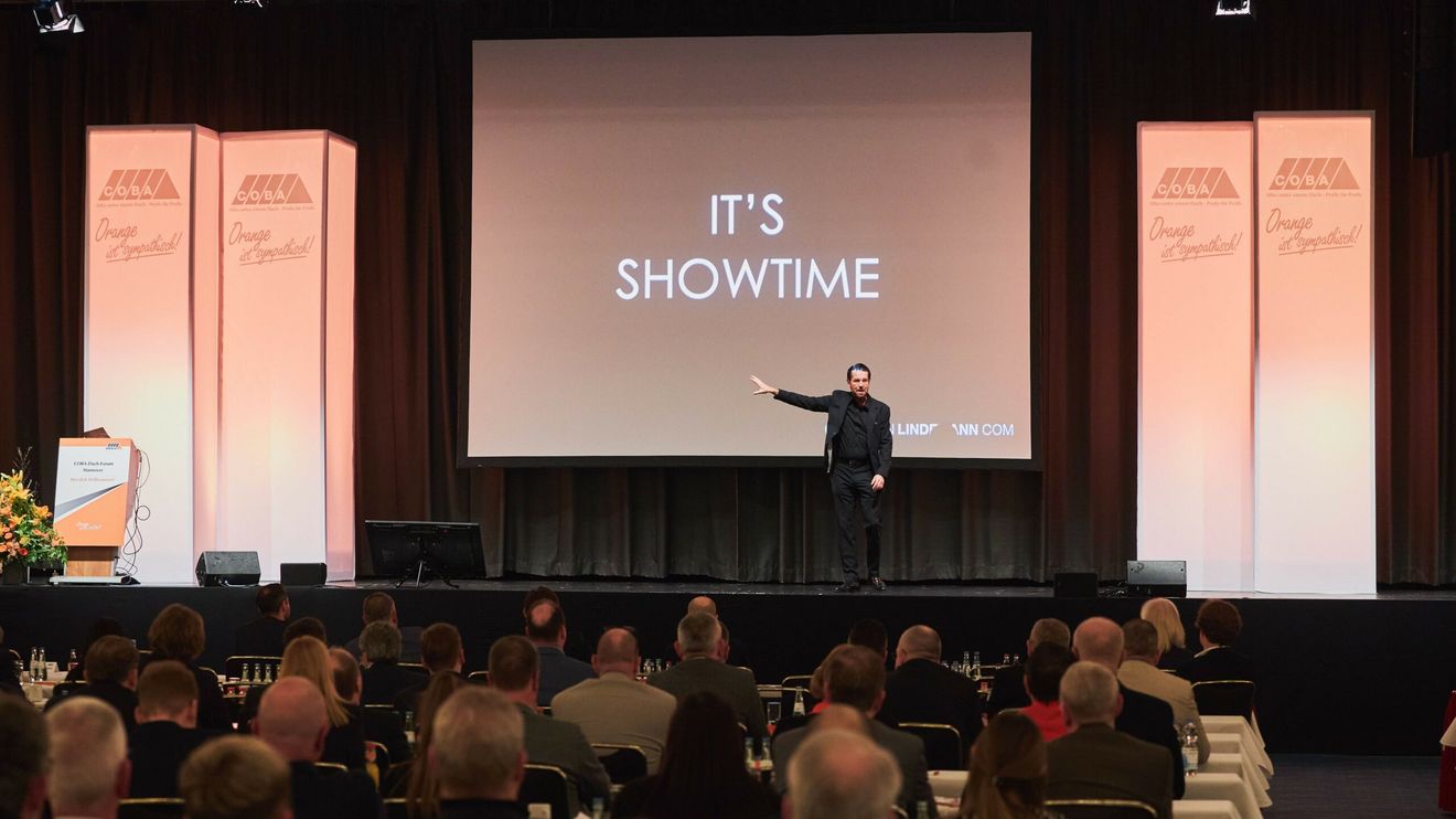 Mit einer Rekord-Anmeldezahl von rund 350 Teilnehmern traf sich beim COBA-Dach-Forum 2023 das Who-is-Who der Dach-Branche in Hannover. (Foto: Coba)