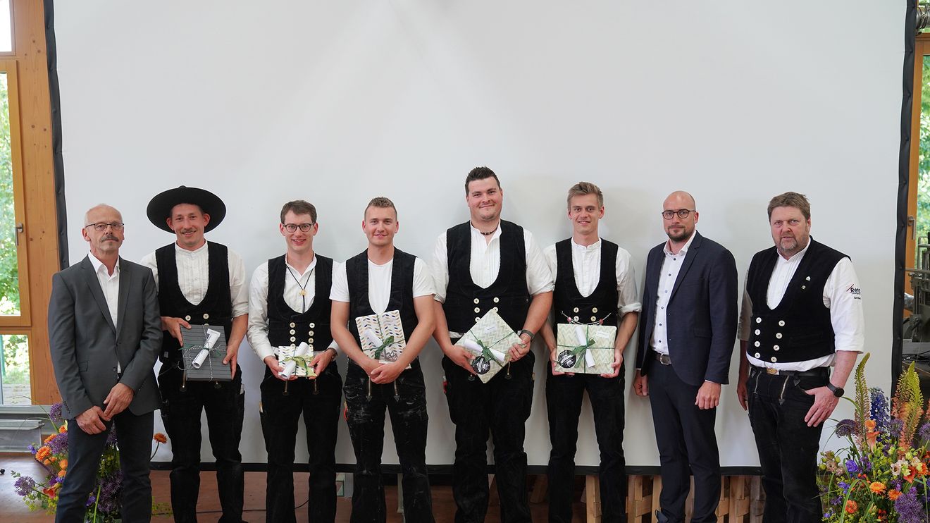 Die Preisträger der Fortbildungskurse 2023 im Bildungszentrum Holzbau in Biberach (Fotos: Bildungszentrum Biberach) Die Preisträger der Fortbildungskurse 2023 im Bildungszentrum Holzbau in Biberach (Fotos: Bildungszentrum Biberach)