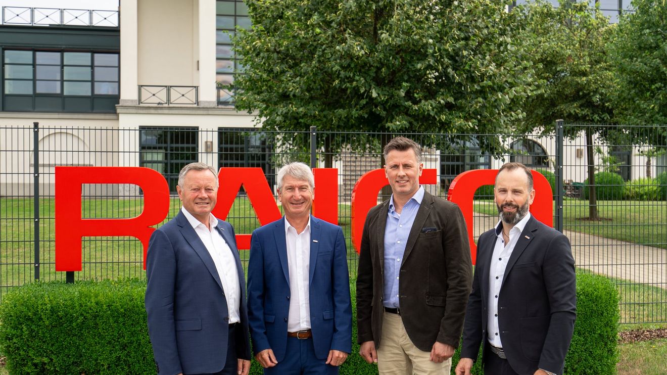Von links: Geschäftsführender Gesellschafter Albert Inninger, Geschäftsführer Manfred Hebel. Geschäftsführer ab 01.10.2023: Hagen Weber und Bernd Schweinberger vor dem Raico Headquarters in Pfaffenhausen (Foto: Raico)
Von links: Geschäftsführender Gesellschafter Albert Inninger, Geschäftsführer Manfred Hebel. Geschäftsführer ab 01.10.2023: Hagen Weber und Bernd Schweinberger vor dem Raico Headquarters in Pfaffenhausen (Foto: Raico)