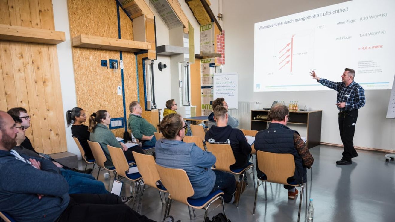 Neben Seminaren und Praxisschulungen wird im neuen Eventzentrum zu größeren Tagungen und Events eingeladen (Foto: Moll pro clima)