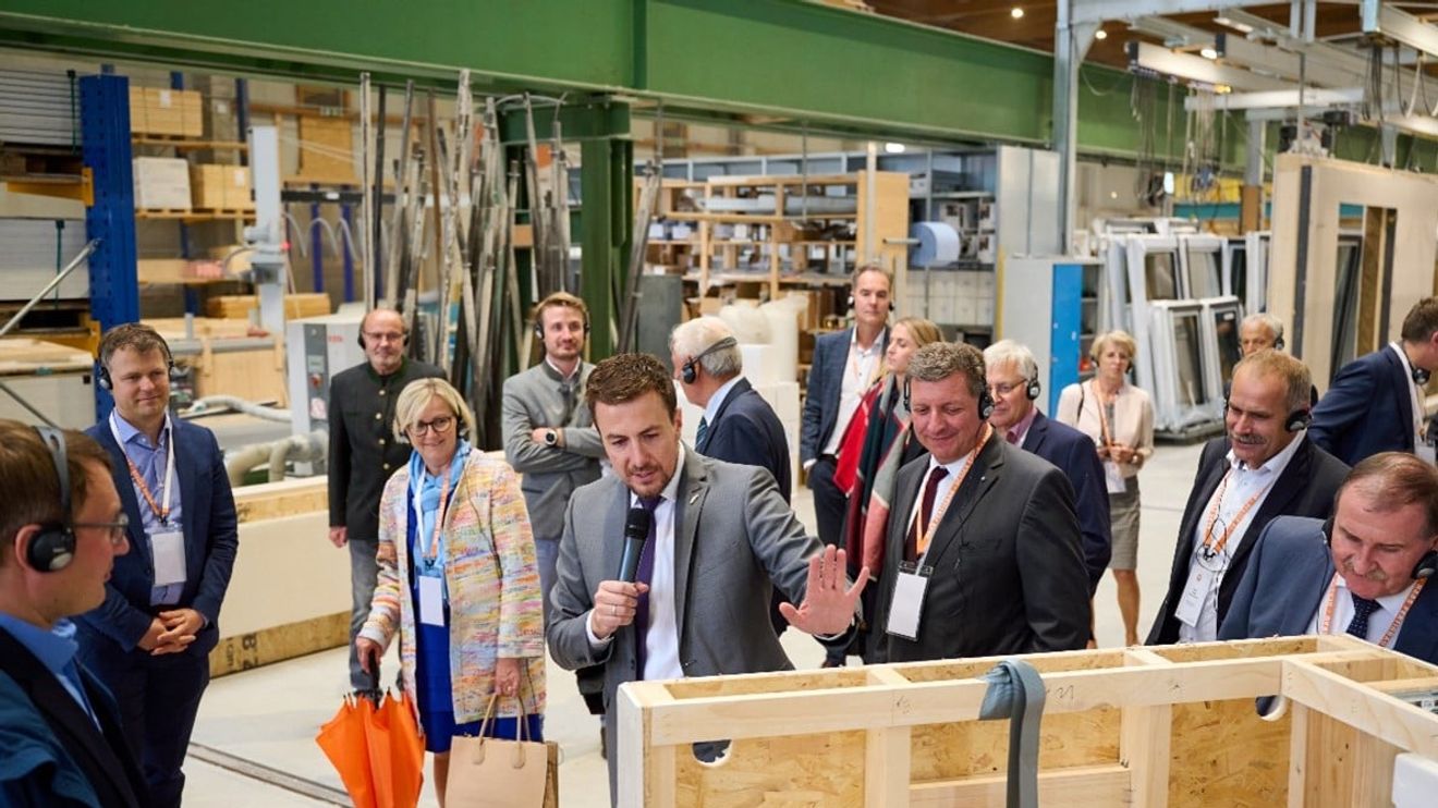Werksführung von Xaver A. Haas (geschäftsführender Gesellschafter) mit Staatsminister Christian Bernreiter (Foto: German Popp/Haas Fertigbau GmbH) Werksführung von Xaver A. Haas (geschäftsführender Gesellschafter) mit Staatsminister Christian Bernreiter (Foto: German Popp/Haas Fertigbau GmbH)