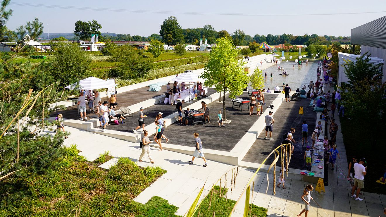 Auf dem kompletten Firmengelände bot Solarlux zum 40. Firmenjubiläum Aktionsflächen zum Mitmachen an. Das große Wasserbecken gehörte zum Erlebnis-Bereich „Ozeanien“ und passte gut zum Sommerwetter (Foto: Solarlux) Auf dem kompletten Firmengelände bot Solarlux zum 40. Firmenjubiläum Aktionsflächen zum Mitmachen an. Das große Wasserbecken gehörte zum Erlebnis-Bereich „Ozeanien“ und passte gut zum Sommerwetter (Foto: Solarlux)