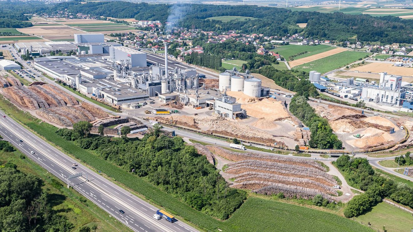 Das Egger Werk Unterradlberg nahe St. Pölten (Niederösterreich) darf sich nun „Smart Factory“ des Jahres nennen (Foto: Egger) Das Egger Werk Unterradlberg nahe St. Pölten (Niederösterreich) darf sich nun „Smart Factory“ des Jahres nennen (Foto: Egger)