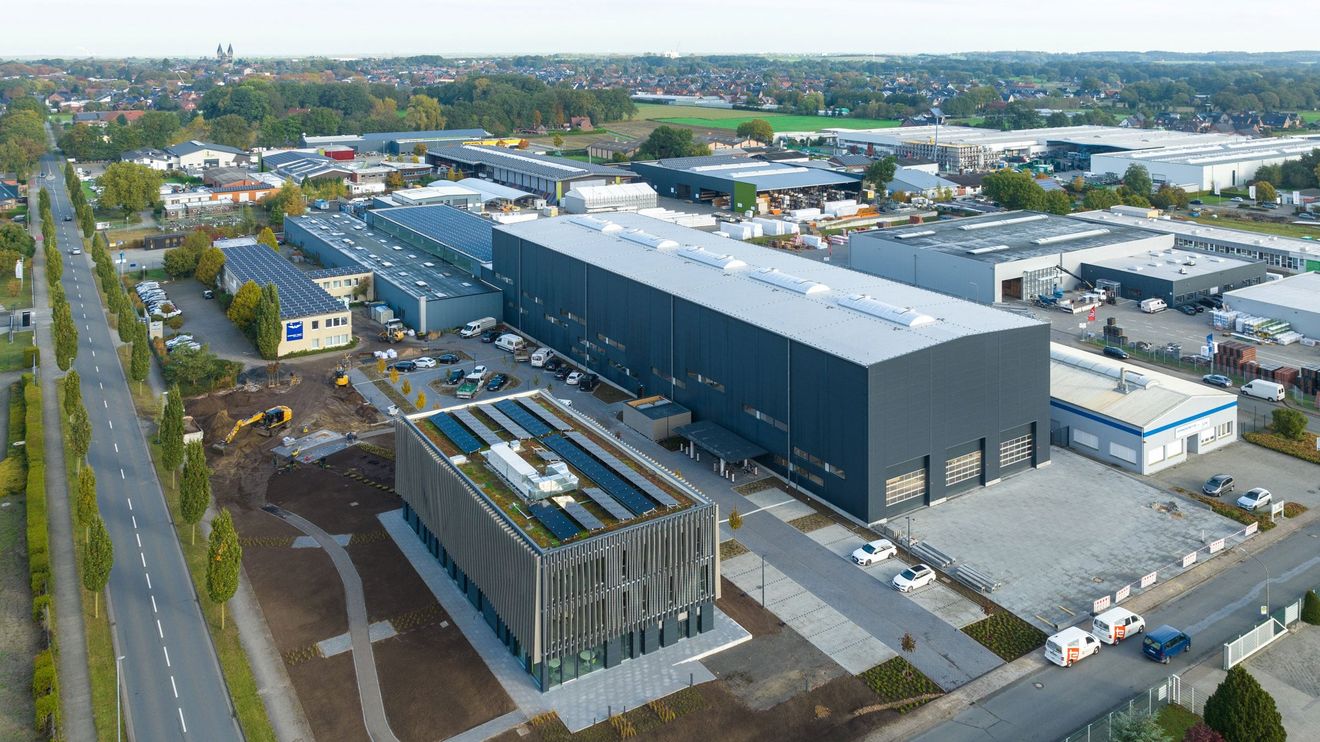 Die neue Produktionshalle von Saint-Gobain Brüggemann verfügt über eine Nutzfläche von rund 3000 m2 und wird zukünftig der Fertigung von 3D-Holzmodulen dienen (Foto: Jörg Hempel/Saint-Gobain Brüggemann Holzbau GmbH)                  