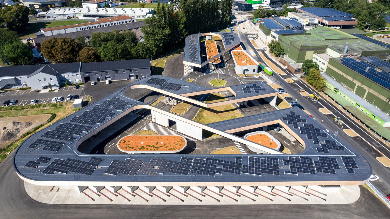Die moderne Dachkonstruktion von Rubner für den neuen Ressourcenpark in Graz kann als kommunales Infrastruktur-Leuchtturmprojekt bezeichnet werden (Architekturfotografie: www.markus-kaiser.at)