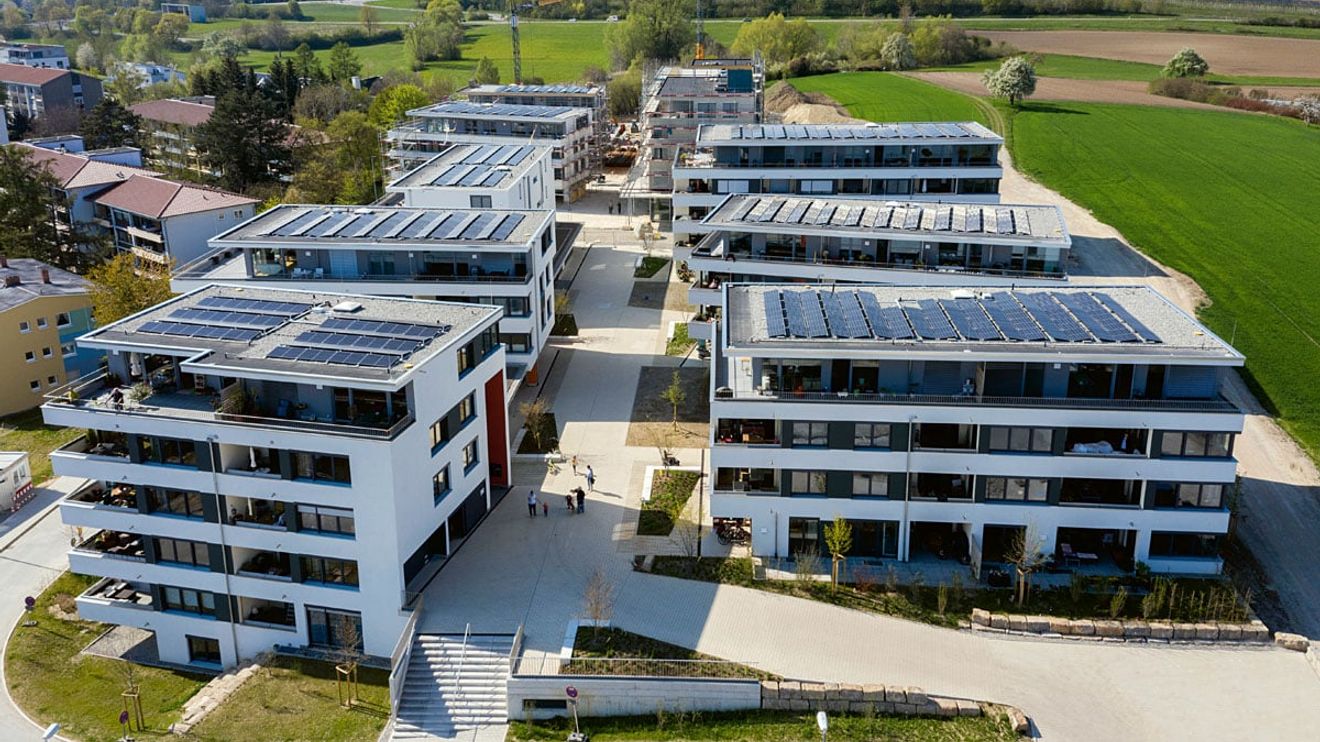 Blick auf die neue Wohnsiedlung Schättlisberg mit vielen autofreien Flächen für die Bewohner. Die Autos stehen in den Tiefgaragen. Foto: puren Blick auf die neue Wohnsiedlung Schättlisberg mit vielen autofreien Flächen für die Bewohner. Die Autos stehen in den Tiefgaragen. Foto: puren