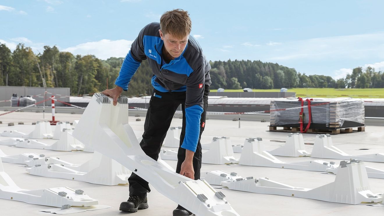 Jetzt das Klimapotenzial von Dächern noch besser erschließen: Soprema präsentiert in der neuen Produktsparte „Energiedach“ moderne PV- Unterkonstruktionen und Gründachsysteme (Foto: Soprema)