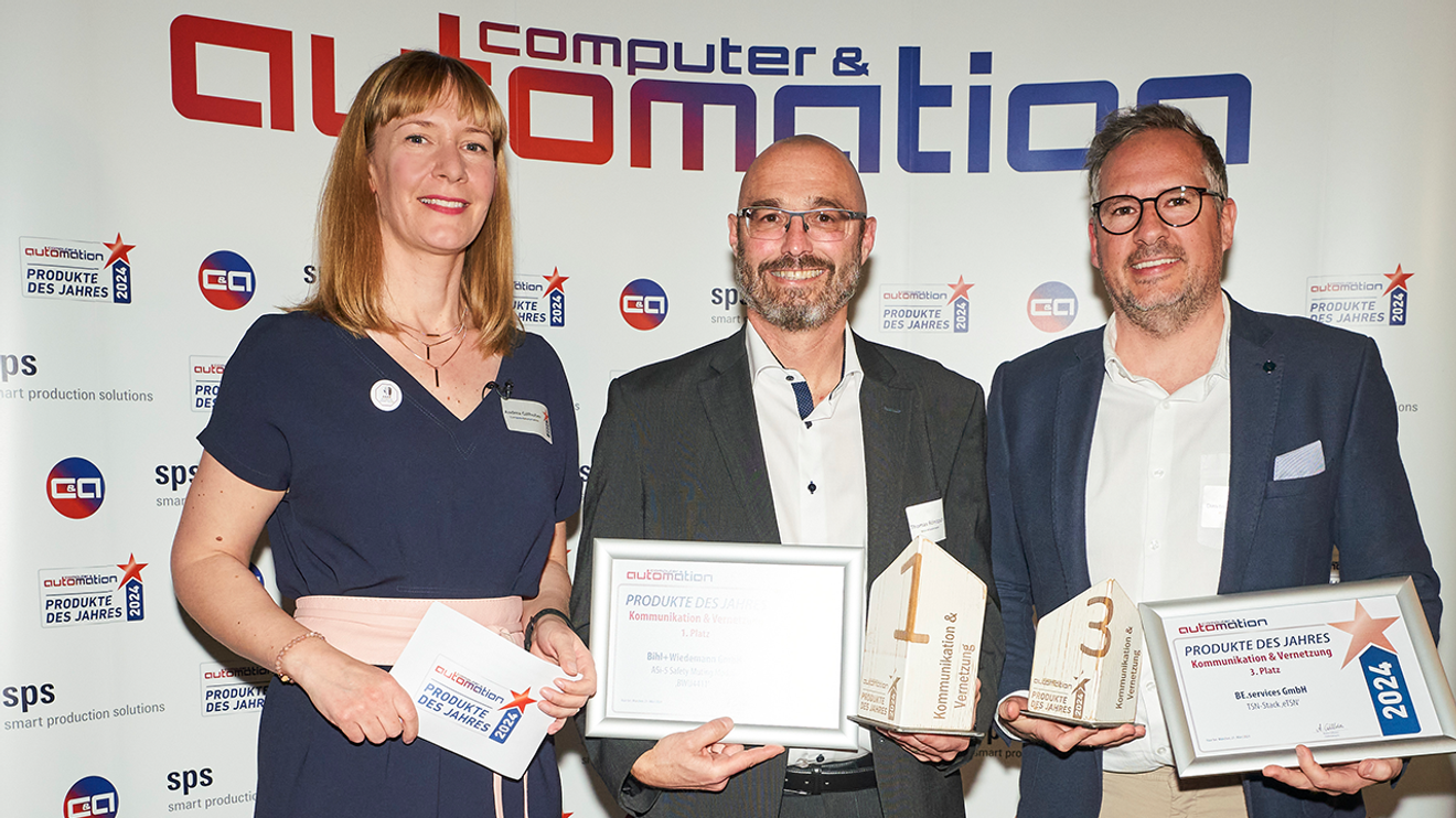 The winners of the ' Communication & Networking ' category (from left): Thomas Rönitzsch from Bihl+Wiedemann and Dimitri Philliope from BE.services with Andrea Gillhuber (Computer&Automation). The winners of the ' Communication & Networking ' category (from left): Thomas Rönitzsch from Bihl+Wiedemann and Dimitri Philliope from BE.services with Andrea Gillhuber (Computer&Automation).