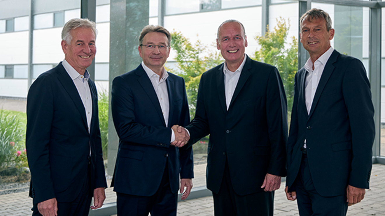 Pictured from right to left: Dr. Dipl.-Ing. Eberhard Veit, Dirk Görlitzer, Frank Stührenberg and Dr. Frank Eisert Pictured from right to left: Dr. Dipl.-Ing. Eberhard Veit, Dirk Görlitzer, Frank Stührenberg and Dr. Frank Eisert