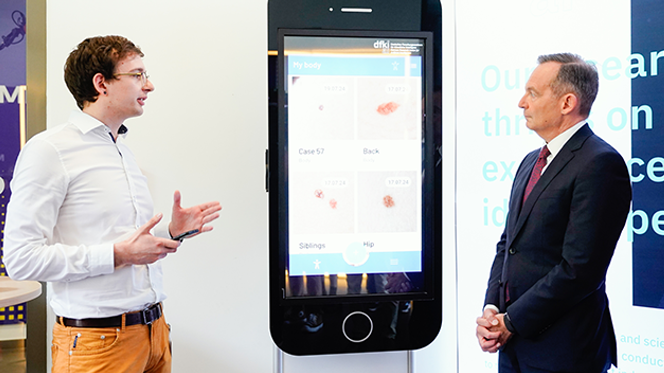 Volker Wissing (FDP, r), Federal Minister for Digital Affairs, watches the demonstration of an AI application for skin cancer detection at the new Innovation and Quality Center for Artificial Intelligence at DFKI. Volker Wissing (FDP, r), Federal Minister for Digital Affairs, watches the demonstration of an AI application for skin cancer detection at the new Innovation and Quality Center for Artificial Intelligence at DFKI.