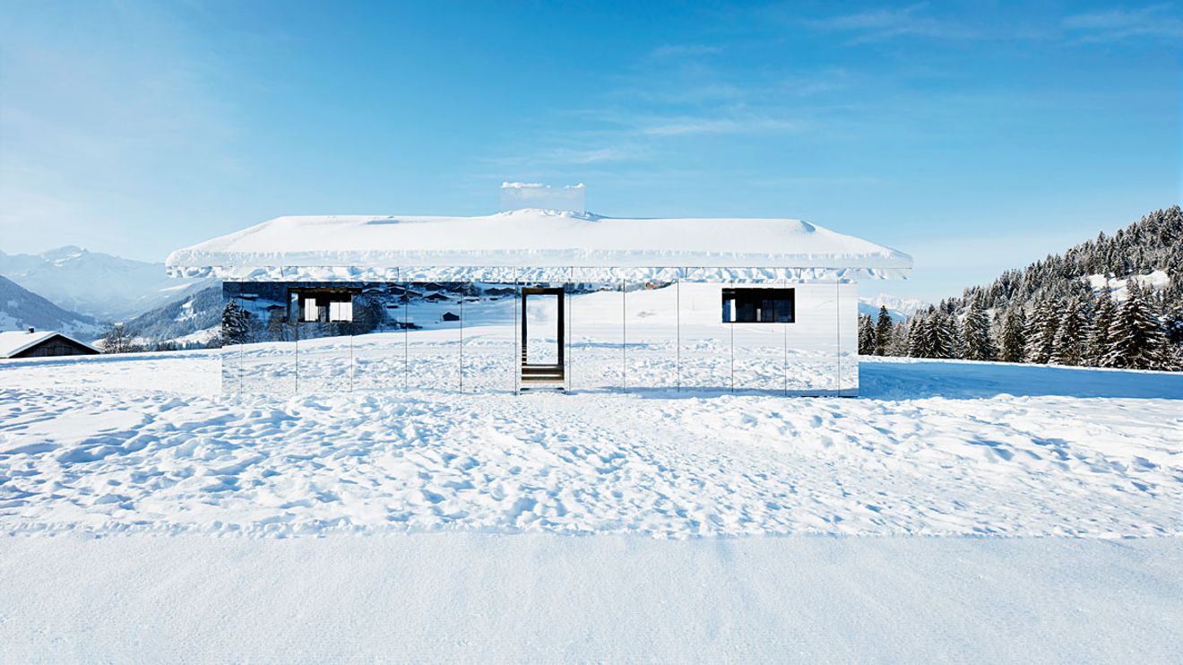Die verspiegelte Fassade dieses gebauten Trugbilds
wurde von den Handwerkern verklebt (Foto: Alucobond /Stefan Altenburger und Torvioll Jashari) Die verspiegelte Fassade dieses gebauten Trugbilds
wurde von den Handwerkern verklebt (Foto: Alucobond /Stefan Altenburger und Torvioll Jashari)