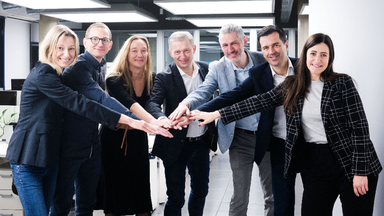 The management of BuntPlanet and Siemens Digital Industries seal the acquisition.