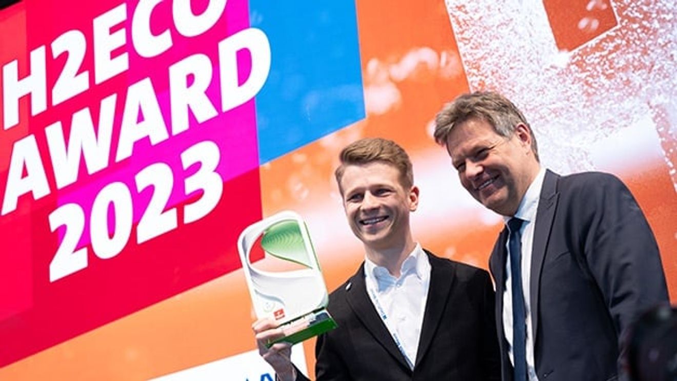 Kilian Fromm from Green Wind Innovation and Federal Minister of Economics Robert Habeck. Kilian Fromm from Green Wind Innovation and Federal Minister of Economics Robert Habeck.