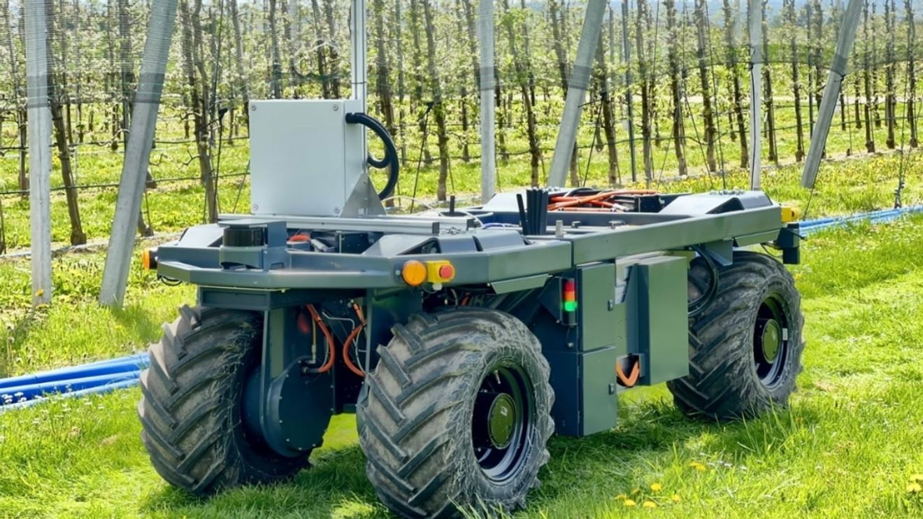 The ELWOBOT is now being tested on the test areas of the Saxon State Office for Environment, Agriculture and Geology (LfULG) in Pillnitz.