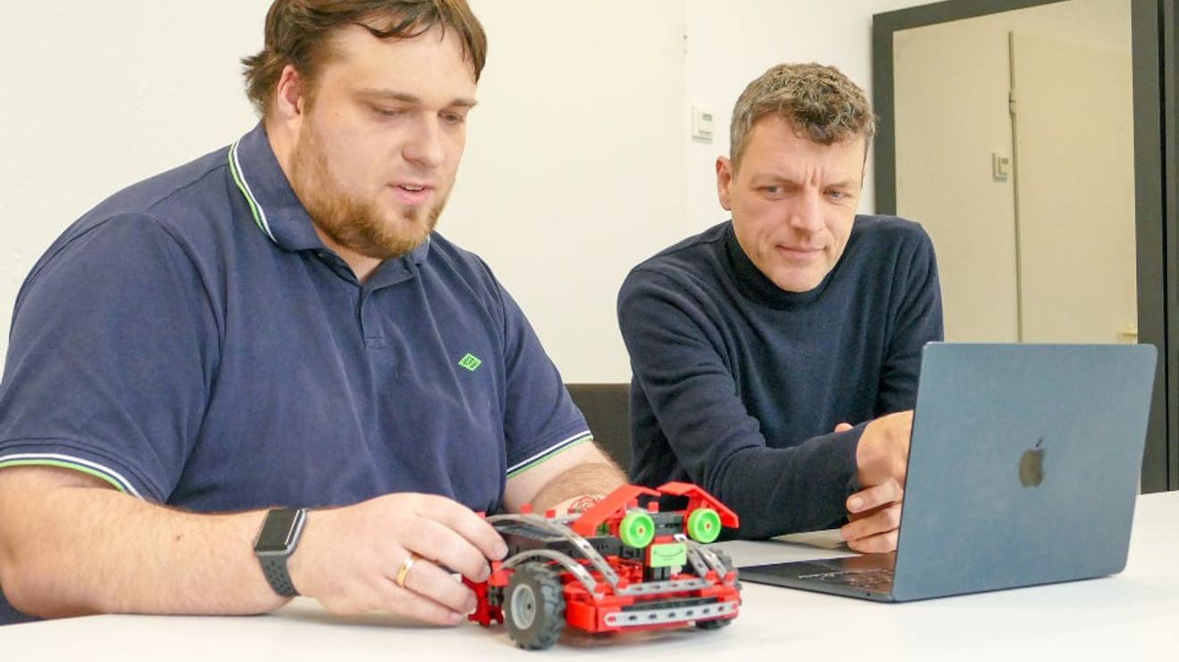 Prof. Dr. Gernot Bauer (right) and his research assistant Simon Proost from the Laboratory for Software Engineering at Münster University of Applied Sciences developed the online course "botKI" for the "KI-Campus" platform.