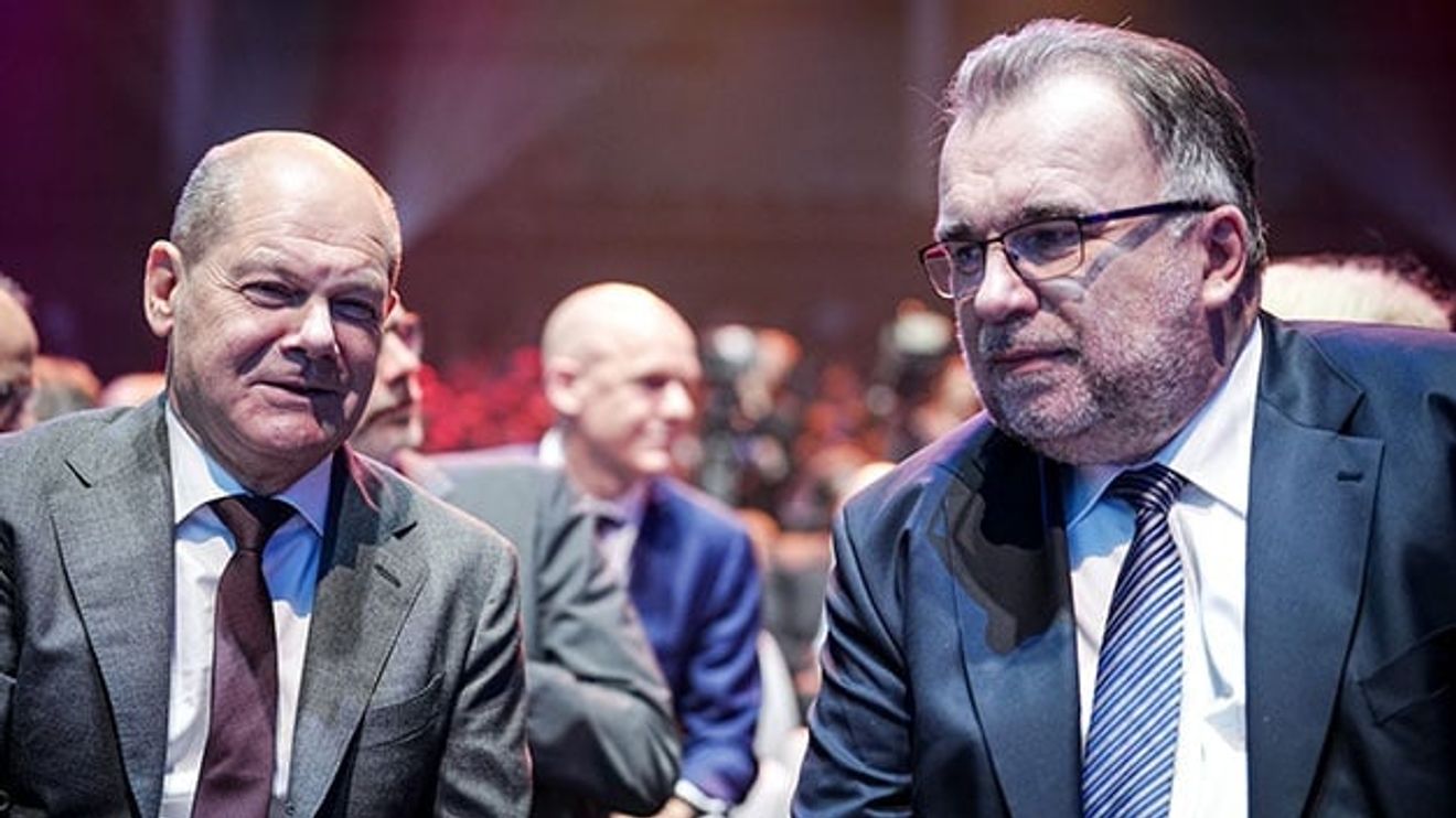 Federal Chancellor Olaf Scholz (SPD, l) and Siegfried Russwurm, President of the Federation of German Industries (BDI), take part in the Day of German Industry (TDI).
