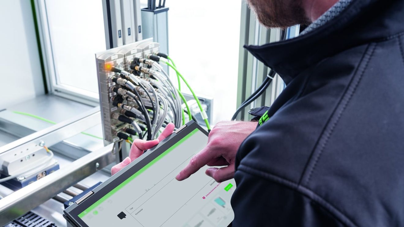 With uKonn-X, the installer uses a mobile scanner to read a machine-readable code printed on the Murrelektronik connectors. With uKonn-X, the installer uses a mobile scanner to read a machine-readable code printed on the Murrelektronik connectors.