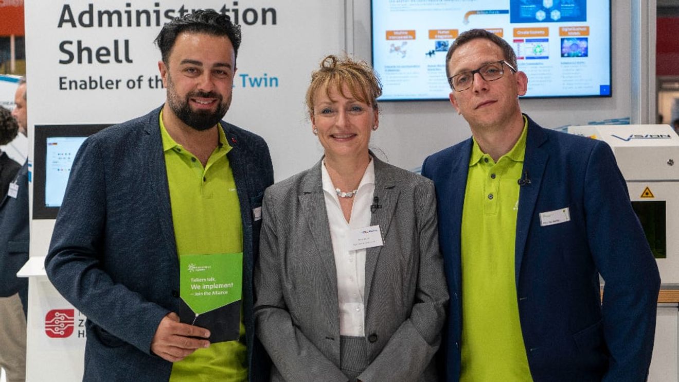 Ekrem Yigitdöl, Managing Director of the Open Industry 4.0 Alliance, Anja Simon, CEO of LNI4.0 and Ricardo Dunkel, Technical Director of the Open Industry 4.0 Alliance Ekrem Yigitdöl, Managing Director of the Open Industry 4.0 Alliance, Anja Simon, CEO of LNI4.0 and Ricardo Dunkel, Technical Director of the Open Industry 4.0 Alliance