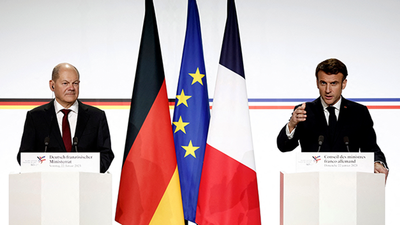 Bundeskanzler Olaf Scholz (SPD, l), nimmt neben Emmanuel Macron, Präsident von Frankreich, an der Pressekonferenz nach dem Deutsch-Französischen Ministerrat anlässlich des 60. Jubiläums des Élysée-Vertrags teil.