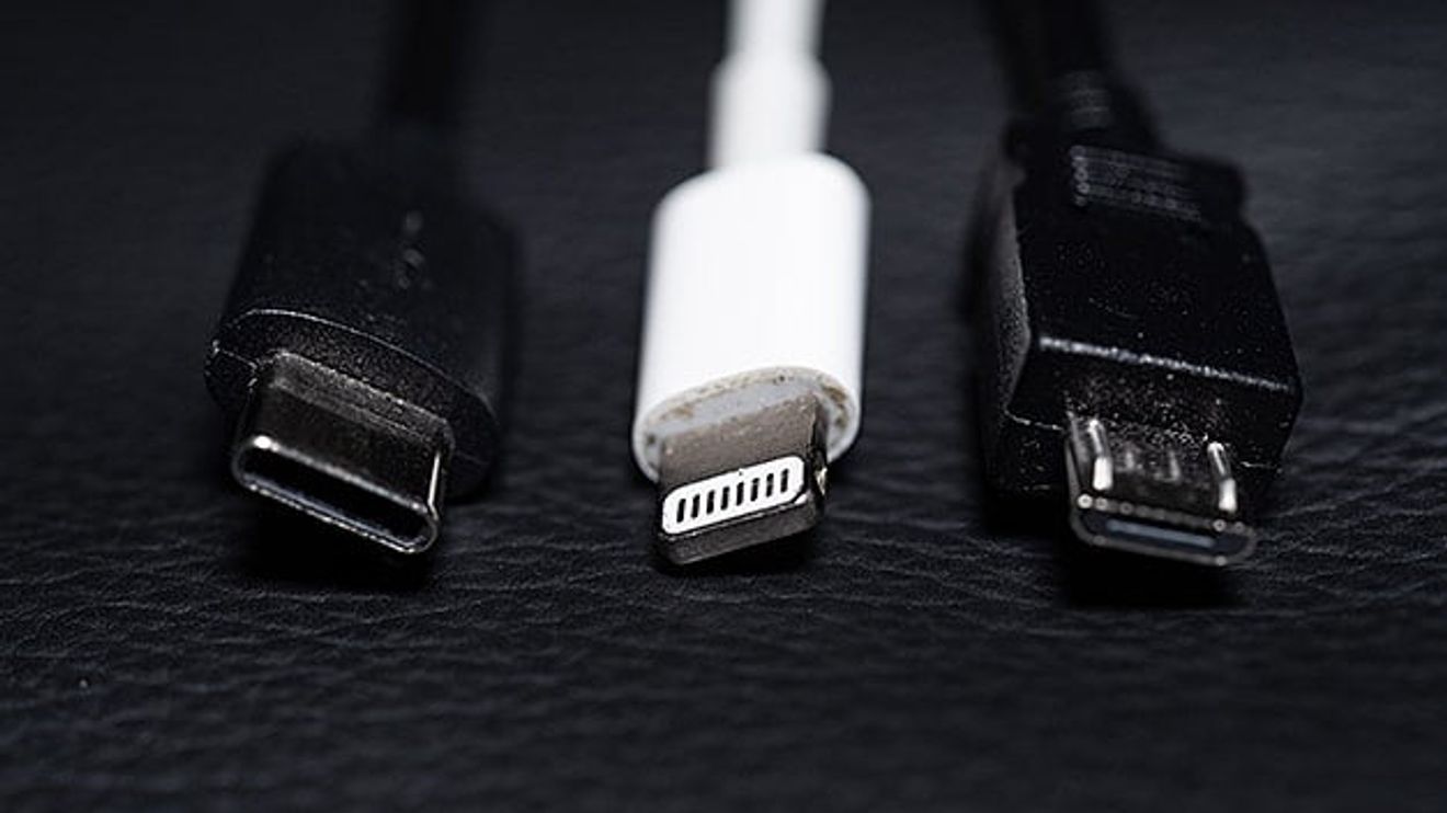 Die EU-Kommission will Ladestecker für Smartphones, Tablets & Co. vereinheitlichen. Die EU-Kommission will Ladestecker für Smartphones, Tablets & Co. vereinheitlichen.