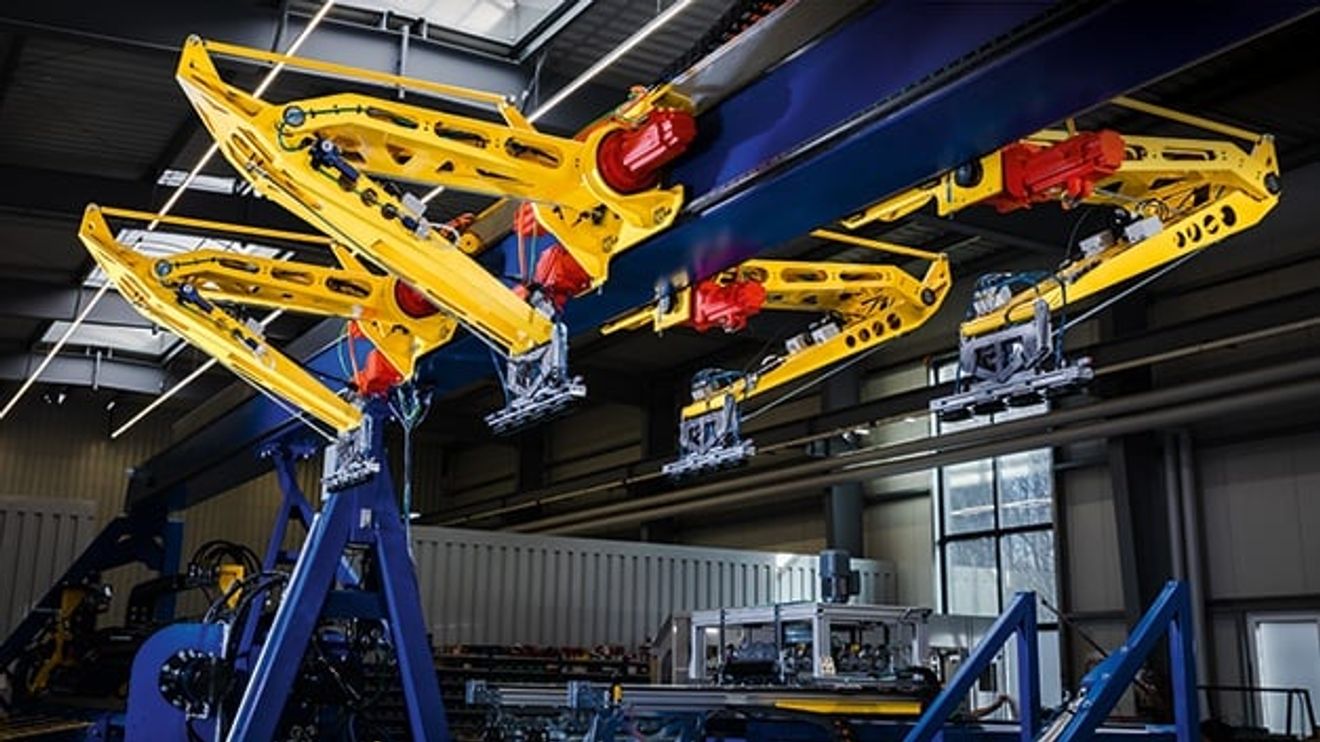 SEW-Eurodrive: Vier Scara-Roboter arbeiten an einer Achse.
