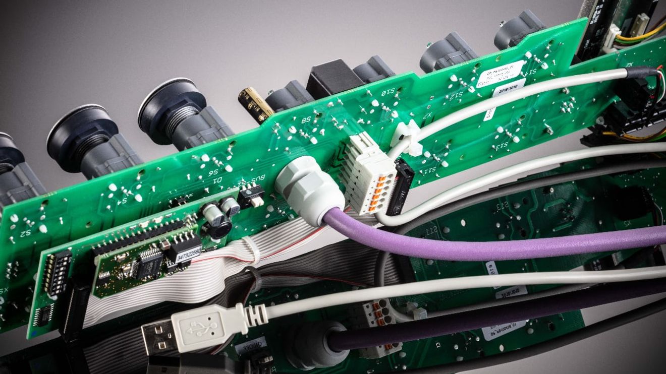 With the modular bus system (MBS) from Georg Schlegel, the company's control and signaling devices can be connected to common industrial communication systems.