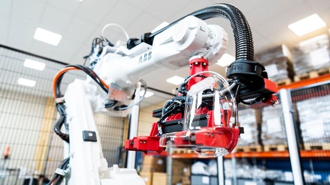 Production cell with 6-axis robot IRB 2600 Production cell with 6-axis robot IRB 2600